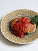 「山いものハンバーグ」すりおろした山いものむっちりとした歯ごたえに、こんにゃくが弾力を、くるみがコクを加える 「山いものハンバーグ」すりおろした山いものむっちりとした歯ごたえに、こんにゃくが弾力を、くるみがコクを加える