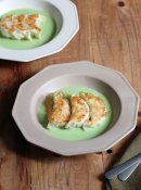 「焼き餃子のスープ仕立て」キャベツ&セロリの個性的な風味。グリーンピースのスープでさらに満足度アップ! 「焼き餃子のスープ仕立て」キャベツ&セロリの個性的な風味。グリーンピースのスープでさらに満足度アップ!