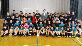 中央：左）多摩ハンドボールクラブ代表宮嶋良考、右）ジークスタースポーツエンターテインメント社長大賀智也