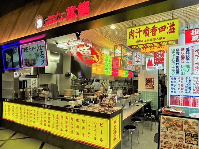 行列の絶えない「新御茶ノ水 萬龍」2号店が東京ドームフードホールにオープン、テーマは“ネオ町中華”