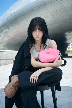 Onitsuka Tiger ブランドアンバサダー MOMO 氏を起用した、AW24 イエローコレクションのビジュアルを公開