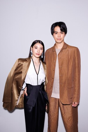 ミラノで開催されたジョルジオ アルマーニの2025年春夏メンズコレクションショーに、片寄涼太さん、土屋太鳳さん夫妻が来場