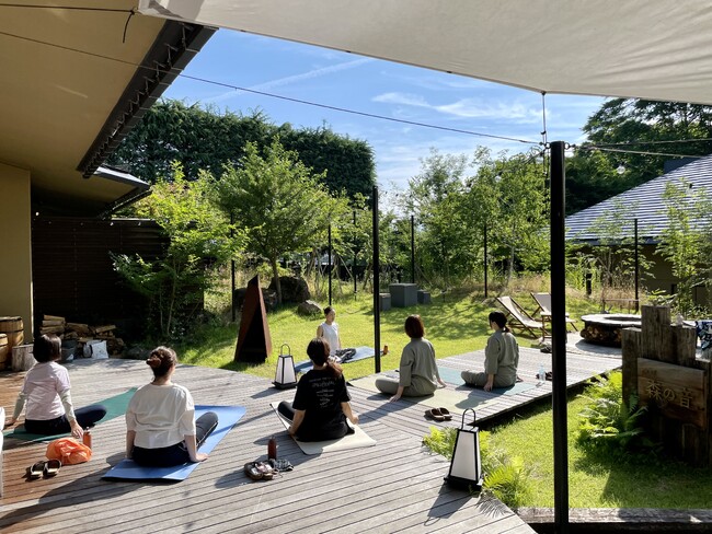 おやど森の音が提案するウェルネスツーリズム。夏の朝活「森の朝ヨガプログラム」を提供。〈実施レポート〉