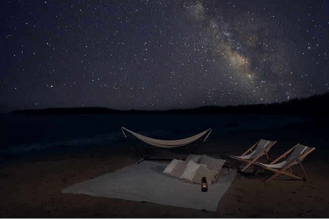 【星野リゾート　西表島ホテル】ホテル目の前のビーチ「月ヶ浜」で満天の星を楽しむ「Iriomote Starry Night」開催｜2024年10月1日～10月31日
