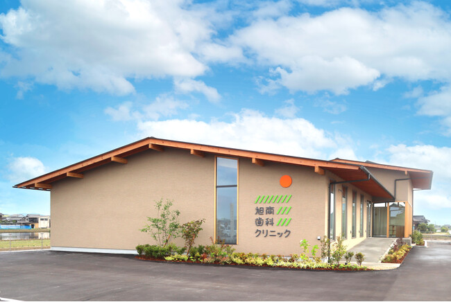 佐藤建設が誇る建築家(精鋭デザイナー)が設計、ベル・ホームが施工する歯科医院「旭南歯科クリニック」(岡山市)が2024年7月23日(火)開院
