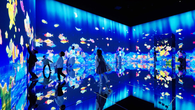 チームラボ、チームラボボーダレス（東京・麻布台ヒルズ）のスケッチオーシャンで魚を描くことで、海の豊かさをサポートするプロジェクトをスタート。6月24日(月)から9月23日(月・祝)まで。
