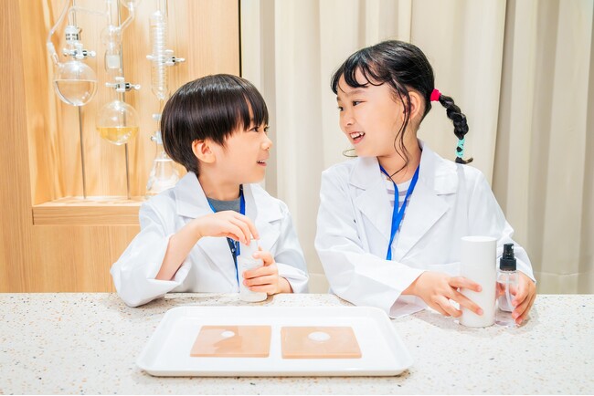 小学生向け夏休み限定ワークショップ「なつやすみメゾンラボ」をMaison KOSE銀座で開催　～ビューティとサイエンスに触れるコーセーならではのワークショップで次世代をサポート～