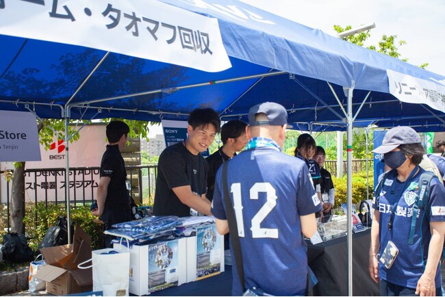 苦楽を共にしたユニフォームに想いを託し、サポーターの輪を広げる。不登校児童をアビスパ福岡の試合に招待。