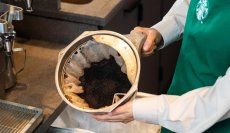 コーヒー豆かすのリサイクル、6月末から計約800店舗へ拡大　スターバックス全体で年間約3,500㌧の廃棄物削減を見込む「リソースポジティブ」実現へ、2030年までに全店舗でのリサイクルを目指す