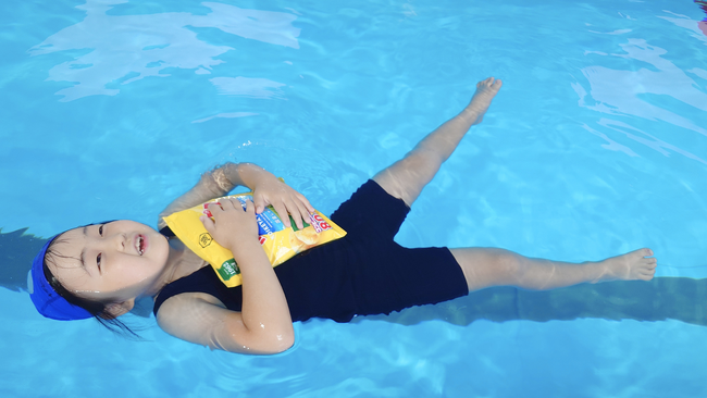【水難事故予防】湖池屋ポテトチップスで「浮く体験」 子どもの命を守る『WaterSafety教室』関西のスイミングや学校などで開催