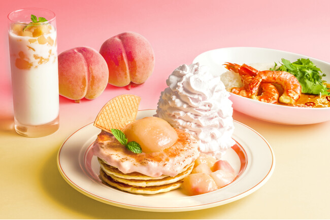 【Eggs ’n Things】桃づくしのパンケーキと夏カレー第一弾が登場！「白桃ブリュレパンケーキ」「ガーリックシュリンプココナッツカレー」7月3日（水）～7月31日（水）