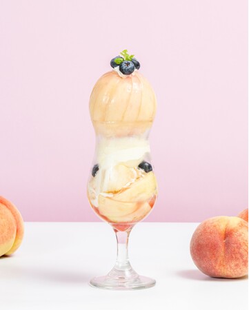 毎年約2万食販売の『まるごと桃パフェ』今年は桃1.5倍増！　みずみずしい旬の桃を存分に 新商品も続々「桃フェス」開催