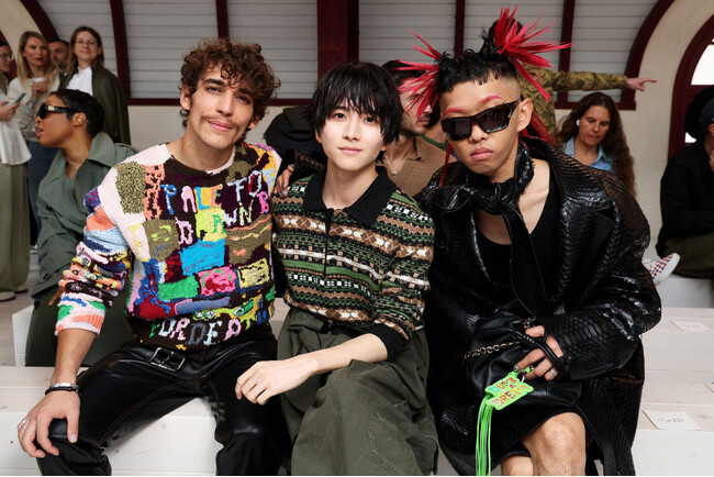 ロエベ 2025年春夏メンズコレクションに、勢喜遊（King Gnu / MILLENNIUM PARADE）や板垣李光人、桜田通をはじめ、ワン・イーボー、イ・ジョンソク、などのセレブリティが来場