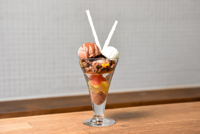 Minimal富ヶ谷本店に夏パフェ登場。トロピカルフルーツと7カ国のカカオを使った多彩なチョコレートを楽しむパフェ「CACAO JOURNEY -Summer Edition-」7月1日スタート。