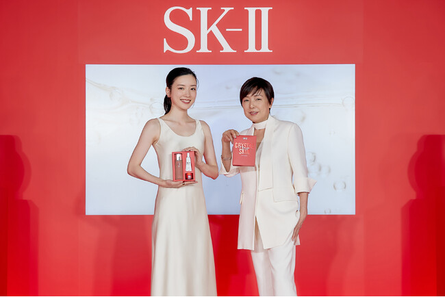 SK-II新アンバサダーの永野芽郁さん、アンバサダー就任30周年の桃井かおりさんが登場し、美肌の秘訣を披露　さらにSK-IIアンバサダー綾瀬はるかさんからお2人にサプライズメッセージも