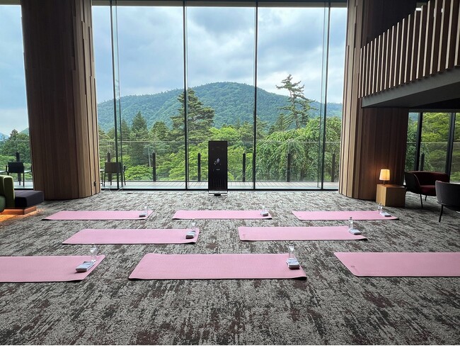 箱根ホテル小涌園でデジタルヨガ&フィットネス ～朝ヨガ・温泉・朝食ビュッフェで心も体も健康に～