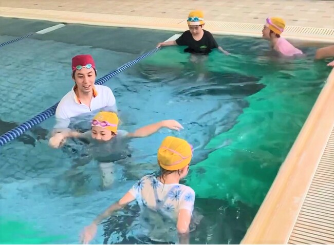 水の事故を防ぐ!「水難事故防止レッスン」&「着衣泳教室」を実施