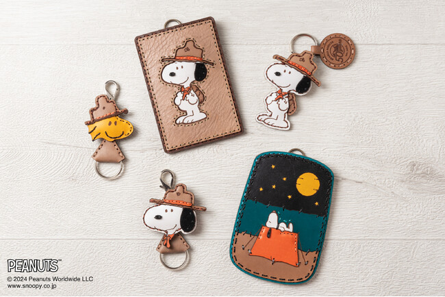 [PEANUTS ビーグル・スカウト50周年記念] ハンドステッチの温もりある風合いで表現した OJAGA DESIGN 製「ビーグル・スカウト」レザーアイテムコレクションの登場です。