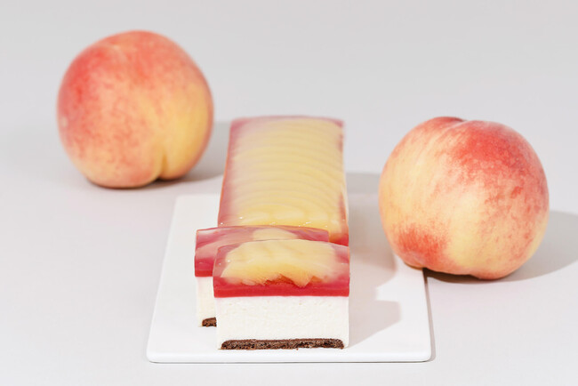 Minimalより、旬の白桃を使ったピーチメルバのような華やかな夏スイーツ、夏季限定「白桃のカカオレアチーズケーキ」7月2日発売