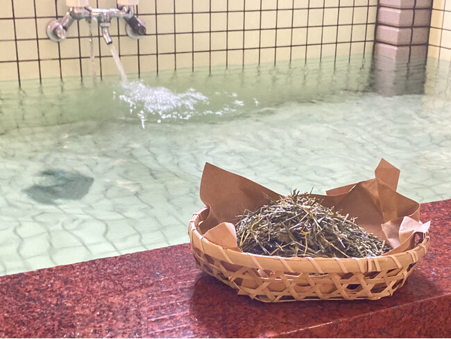 秩父湯元 武甲温泉、梅雨明け後の暑さに備えて横瀬町産の廃棄茶葉を使用した納涼水風呂や、不感温浴、クールシャンプーの提供を開始