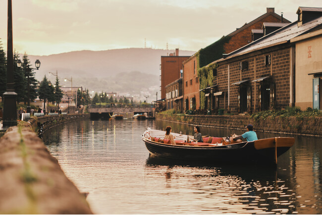 【OMO5小樽 by 星野リゾート】小樽のワインとお寿司のマリアージュを味わう「小樽運河ワインクルージング」今年も開催｜期間：2024年9月1日～11月10日