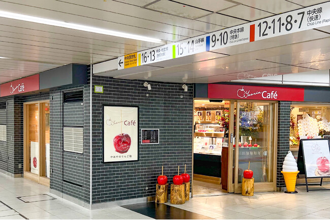 【業界初※】りんご飴とコーヒーのマリアージュ！やおりんカフェ新宿駅店をオープン