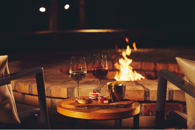 【星野リゾート　リゾナーレトマム】地域のジビエと北海道のワインを楽しむ「焚火ワインアペロ」開催｜期間：2024年9月1日～10月31日