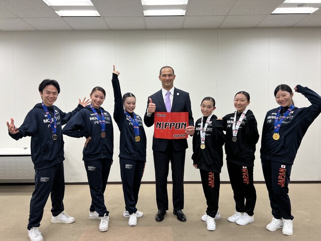 チアリーディング・パフォーマンスチア日本代表、室伏広治スポーツ庁長官を表敬訪問