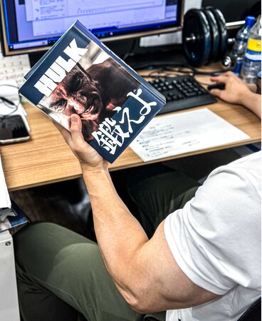 【辞書がダンベル代わりに！？】6月29日は「夢中でトレーニングの日」。筋トレ好きデザイナーが「汗にも耐える！鍛えられるブックカバー」を考案