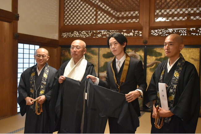 [岡山発] 老舗デニムファクトリー青木被服がデニム作務衣を高野山金剛峯寺へ奉納。-西日本豪雨災害7回忌に小田川の水で染めた井原デニムで追悼-