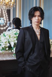 神宮寺勇太、海外イベントに初参加!ミキモトの新作ハイジュエリーを纏い、大人の気品あふれる、スーツスタイルで魅せる。神宮寺「ミキモトさんとパリに来られて嬉しい!」ミキモト 新作ハイジュエリーコレクション「The Bows」発表