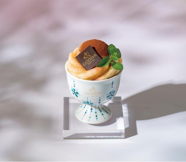 贅をきわめたパフェが誕生！GODIVA cafe「桃と小松大麦のチョコレートパフェ～オリジナル九谷焼の器で～」