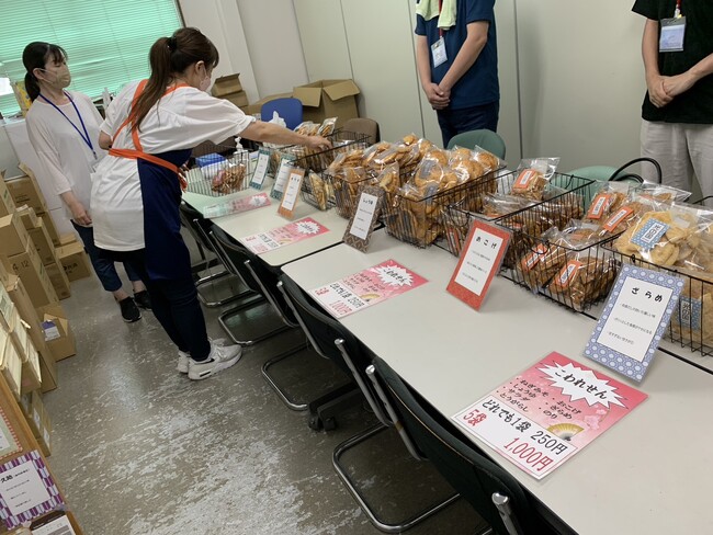 配送センター職員に商品をアピール　初の就労支援事業所販売会〔埼玉〕