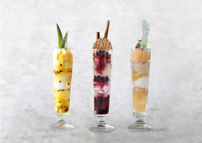 【ウェスティンホテル東京】恵比寿の天空に潜むスカイバー「エスカリエ」の本格的な夏のデザートとしてフルーツが織りなす層が華やかな「フローズンパフェ」