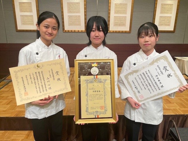 学校法人穴吹学園 専門学校穴吹パティシエ福祉カレッジ パティシエ・ベーカリー学科｜５年ぶりに開催された中国四国ブロック洋菓子コンテストで、エコール部門の1位・２位・3位を独占受賞しました