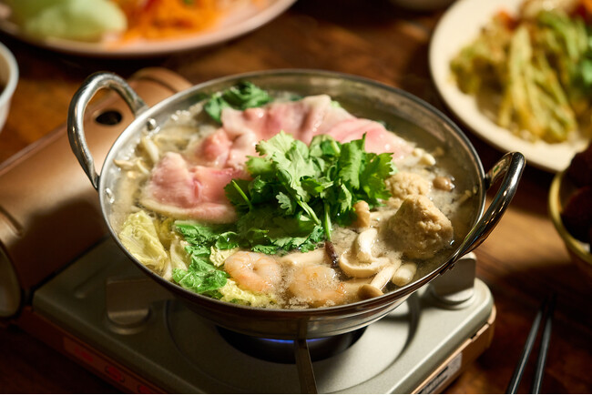 新宿ランブータン｜暑い夏にこそ食べたい！タイスキしゃぶしゃぶ食べ放題コースと都会の煌めきとリゾートの解放感が融合する夏の“PEACH & RESORT”のシグネチャーカクテルがリリース！