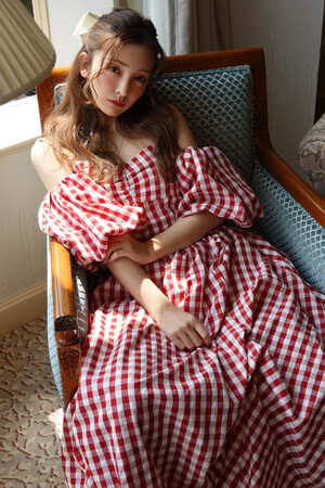 板野友美が2024年の自身の誕生日に向けて、「今、自身が１番着たいドレス」を想いを込めてデザイン。毎年人気の【ROSY Birthday Dress 2024】の新作を発表。