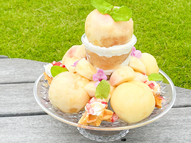 旬の白桃を堪能！まるでタワー！超超超お得なパフェが完成1日3食限定 まるごと白桃タワーパフェ農園カフェ湯郷で7月4日(木)よりスタート