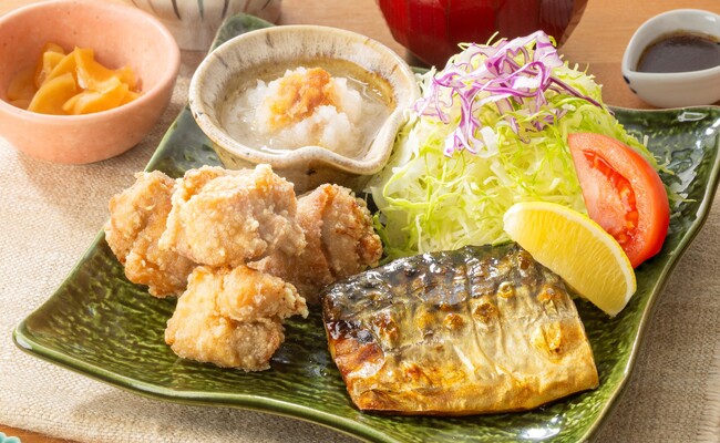 いいとこ取りで大満足な合い盛り定食に「さばの炭火焼きと鶏竜田揚げ」が新登場！ ７月１日より全店グランドメニューリニューアル。
