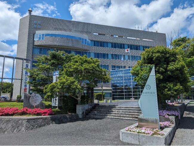 勝浦市の本庁舎および小中学校等16施設へ再生可能エネルギー100%の電力を導入