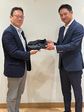 防災シューズを寄贈しました