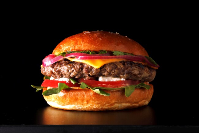 “わずか1％”の稀少なラム肉にかぶりつく！夏バテ知らずのNEWバーガーが登場。