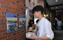 当社の被災地支援活動ポスターに関心を寄せる、防災フェスに来場した学生様