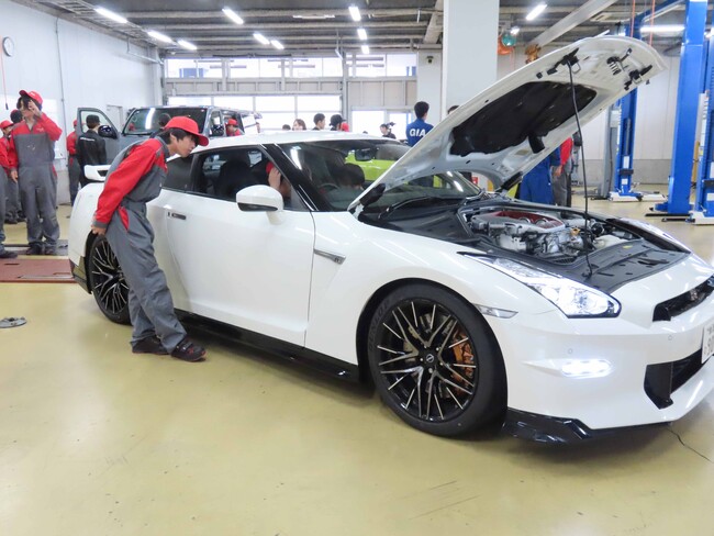 【専門学校　新潟国際自動車大学校】日産自動車グループによる特別授業と新型車両「GTーR」などの見学会を実施