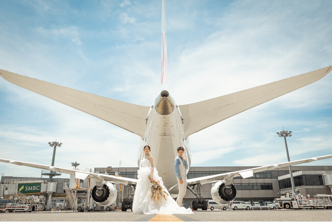 日本航空の飛行機を前に、心に残るウェディング写真を――「成田空港フォトウェディングプラン」を7月1日から販売開始します