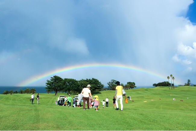 【川奈ホテルゴルフコース】絶景コースの一部を無料開放し「巨大芝生公園」に変身