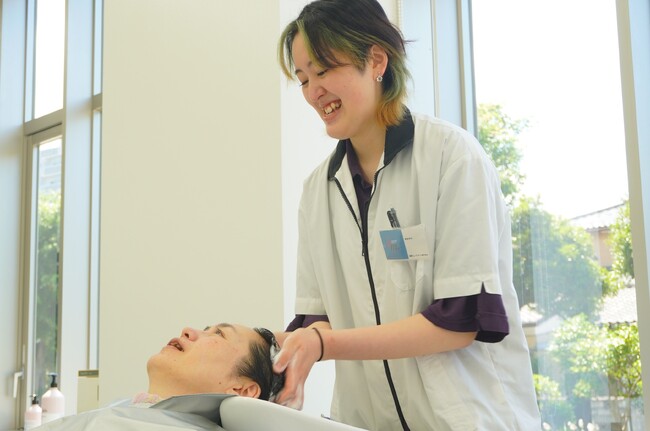【国際ビューティモード専門学校】保護者・家族に感謝を込めてシャンプー参観日