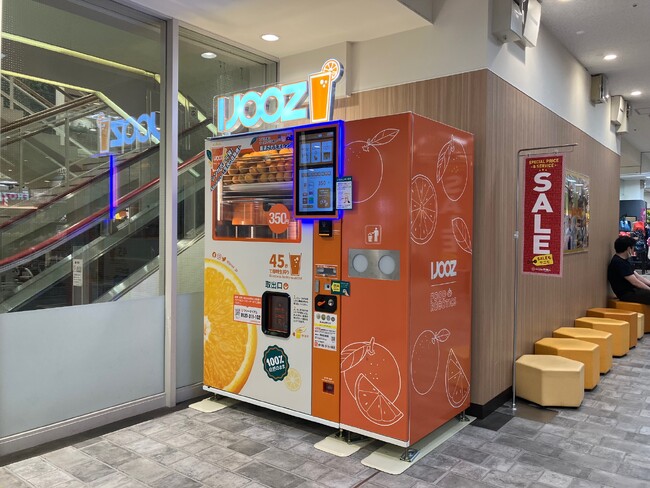【北九州市】サニーサイドモール小倉で350円生搾りオレンジジュース自販機「IJOOZ」が稼働開始！稼働2日で500杯近くの売れ行きとなり大人気！