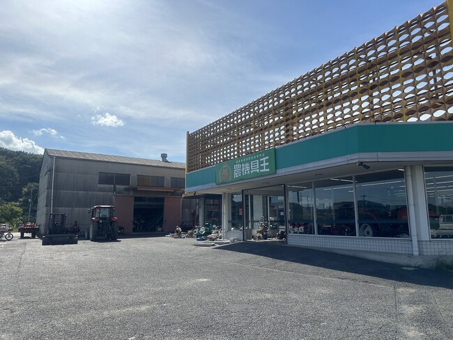 【農機具王 岡山店】オープンから6周年！店舗移転＆特大看板設置の攻めた戦略の裏側