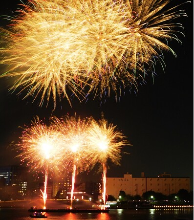 ヤマタネグループ創業100周年記念式典を越中島公園で開催しました～４事業をテーマに約2,500発の花火を打上げ～